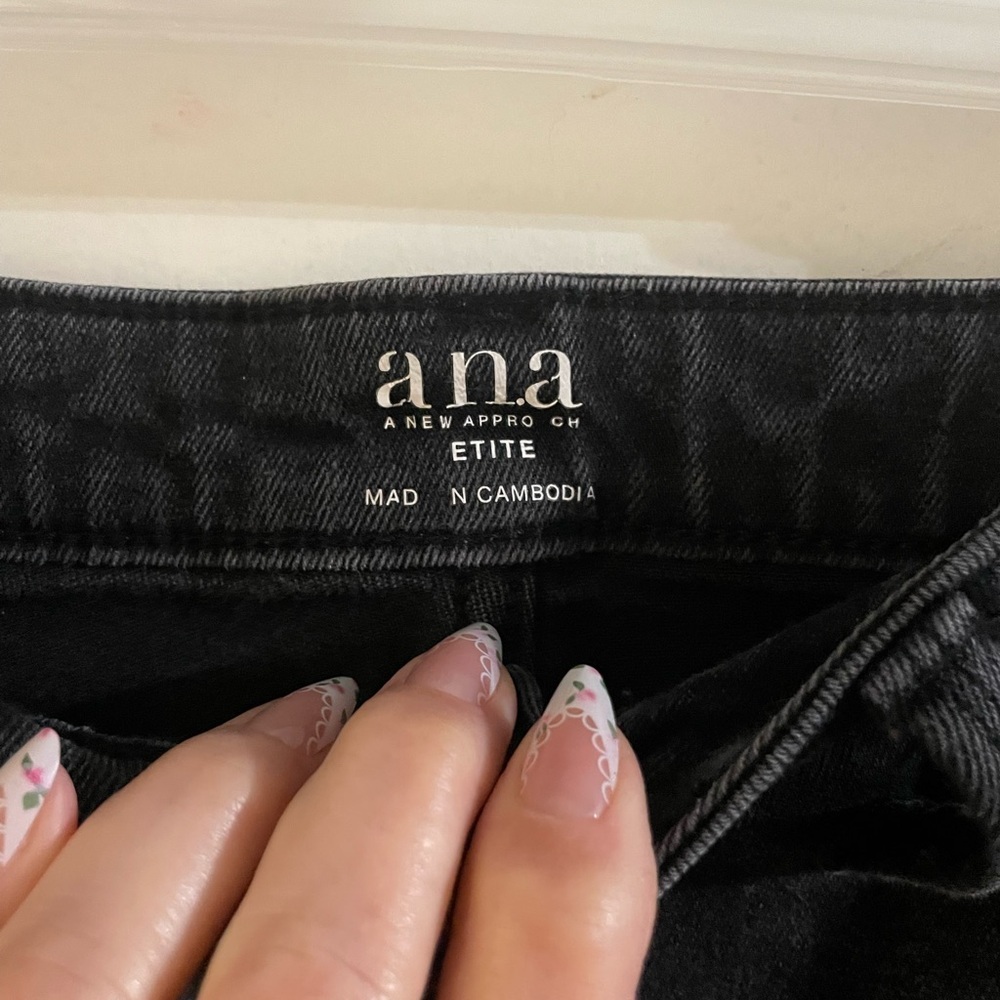 a.n.a Women's Black Capris Skinny Jeans size 8P - Picture 3 of 5
